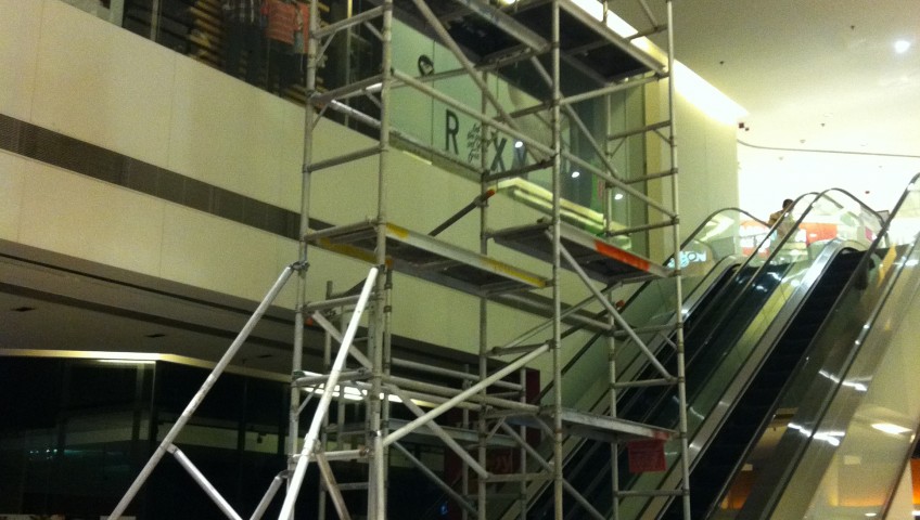雙連窄身高空工作台設扶手電梯上 於荃灣荃新天地 (3)