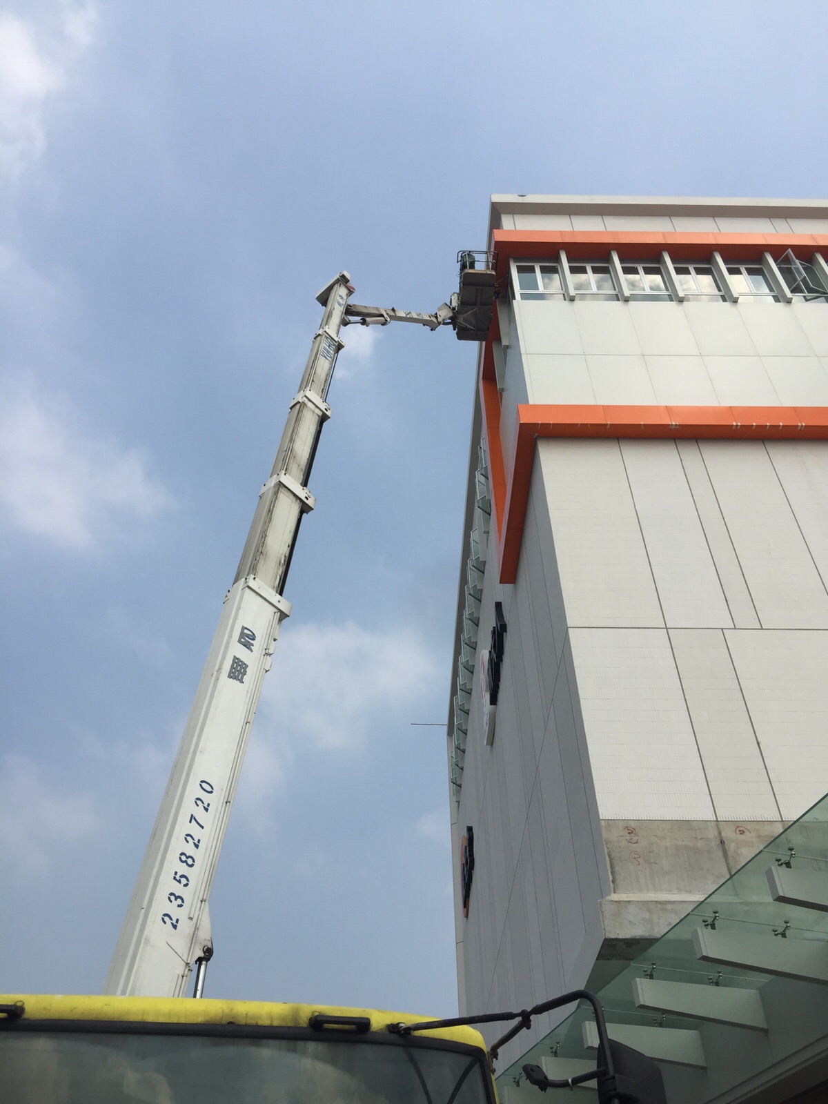 28M 街燈車於元朗位元堂1